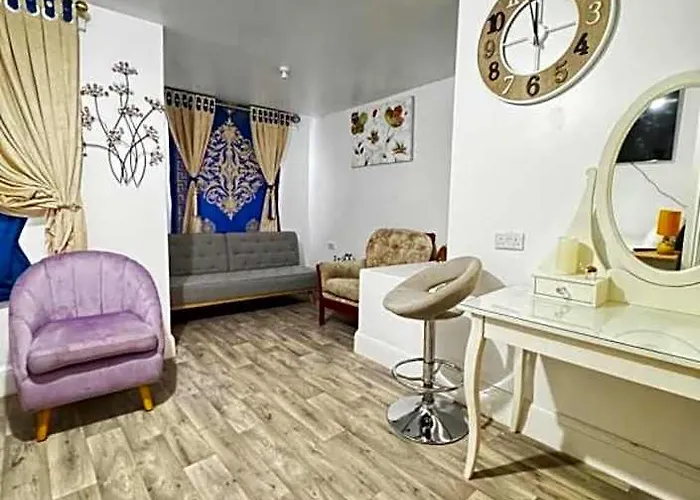 Oyo Unique Guestroom - Farnworth, Easy Access To Bolton