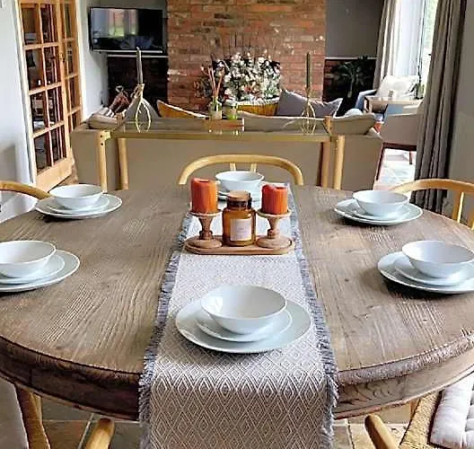 Leos Holiday Cottage