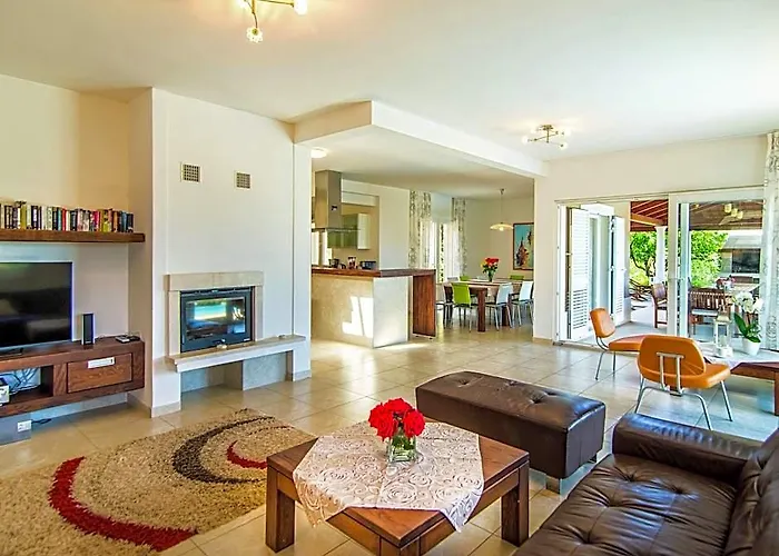 Beautiful Villa On The Island Of Brac With Infinity Pool, Beach At 30 Meters