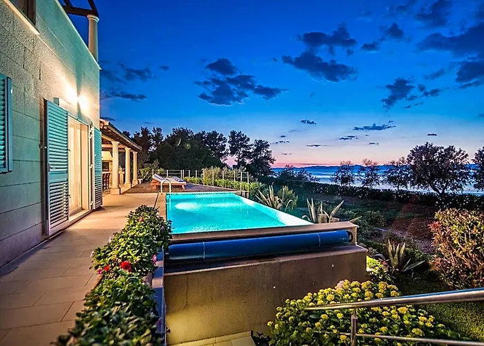 Beautiful Villa On The Island Of Brac With Infinity Pool, Beach At 30 Meters