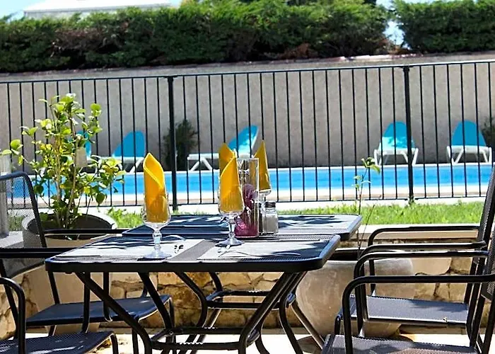 Logis Hotel Acotel Avignon Nord