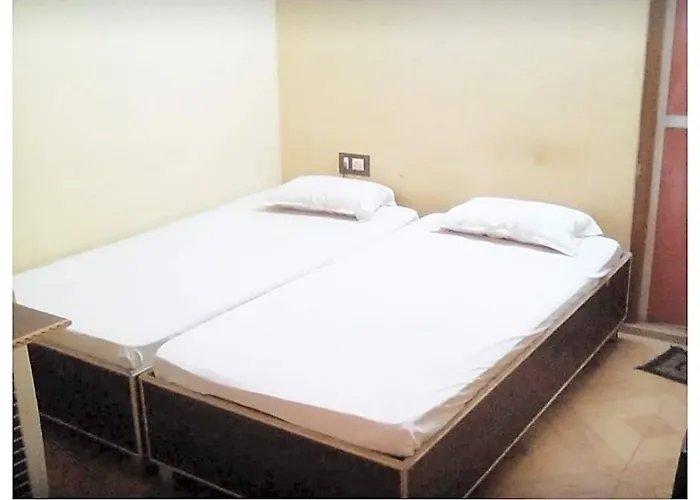 Goroomgo Swastik Guest House Varanasi