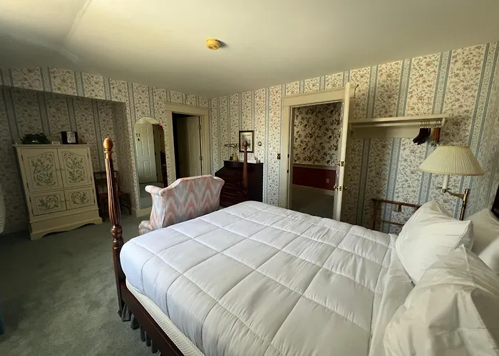 Pella City Center Hotels