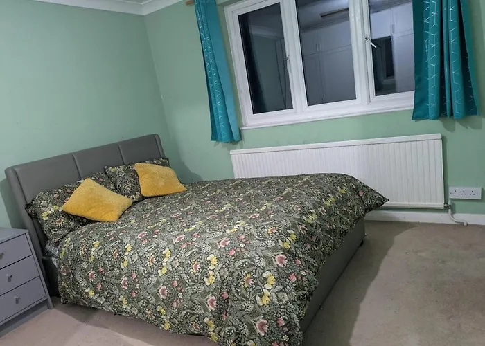 Large Central House Near Heathrow Airport & London With Parking