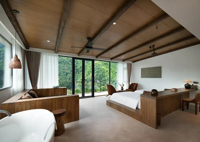 Quzhou Rixi Mountain Middle Homestay