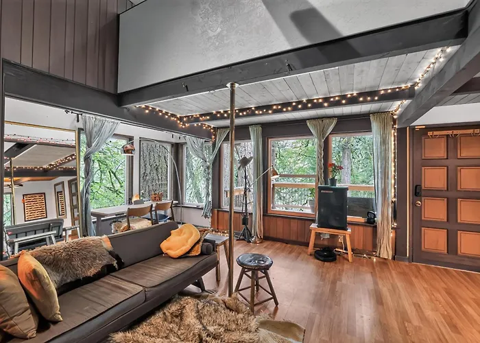 Woodland Home Near The Gorge - Private Deck Home
