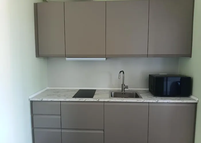 Linate Home Suite & Aparthotel - 10 Minutes By Walk From-To Airport - Con Parcheggio Sorvegliato In Loco E A 10 Minuti A Piedi Da E Per Aeroporto Di Linate Metro Blu M4