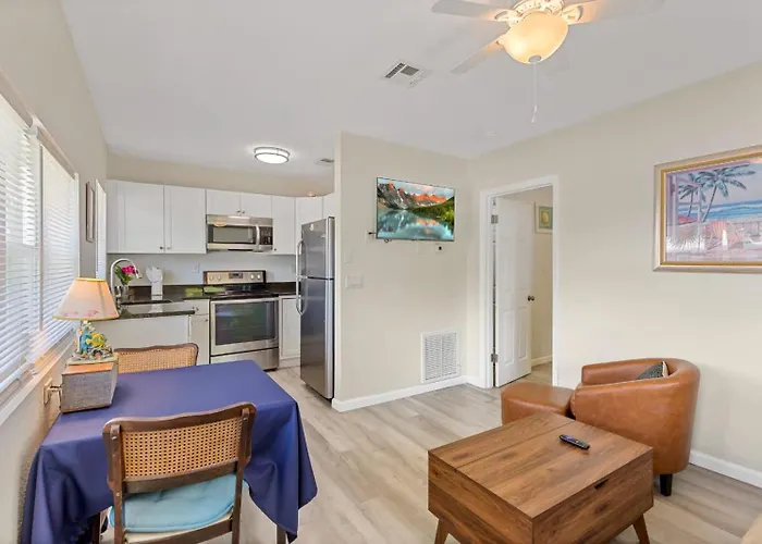 5 Mins To Nokomis Beach Tropical Bungalow