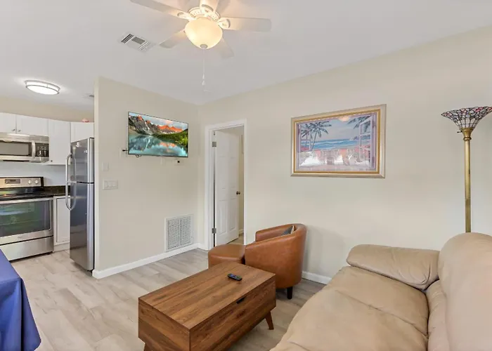 5 Mins To Nokomis Beach Tropical Bungalow