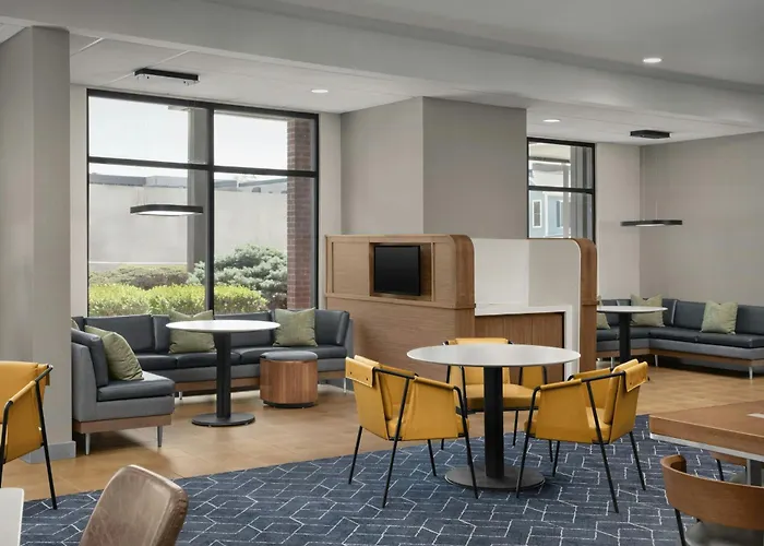 Courtyard By Marriott Bloomington