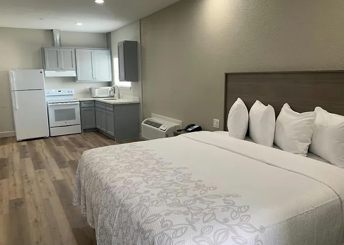 Red Roof Inn Plus + Galveston - Beachfront