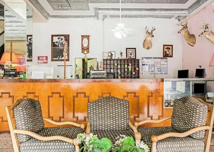 Oyo Historic Cameron Hotel Brownsville I-69E