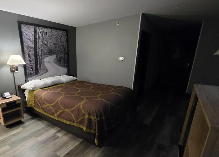 Super 8 By Wyndham Cloverdale In