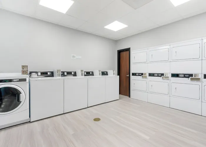 Hometowne Studios By Red Roof Tampa - Airport