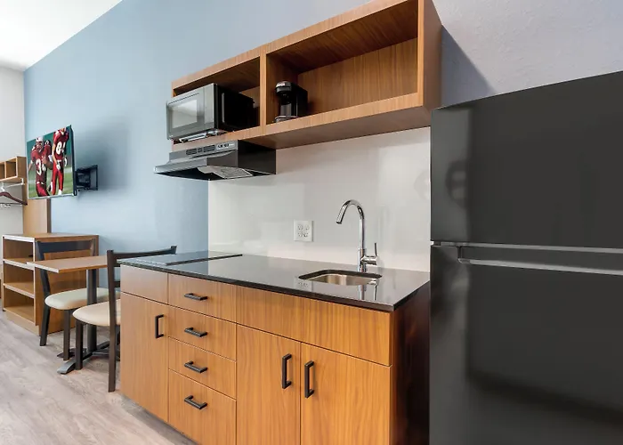 Hometowne Studios By Red Roof Tampa - Airport