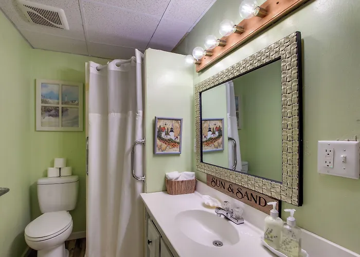 Spacious Waterfront Retreat Near Uw-Green Bay