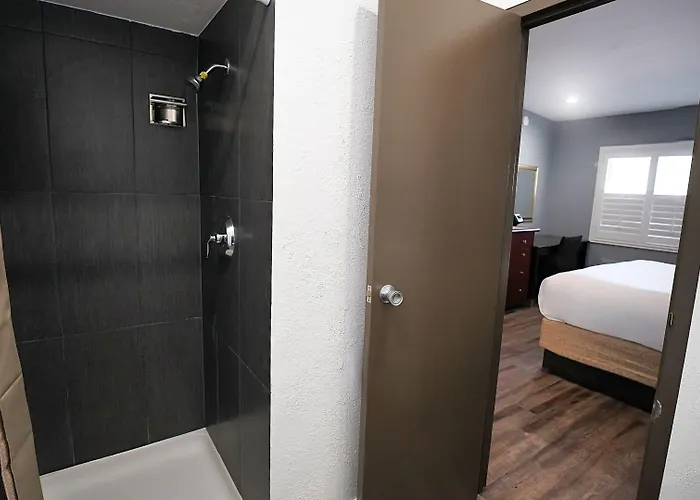 Seaside Inn & Suites