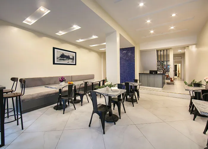 Queen Cafe Hotel & Pub