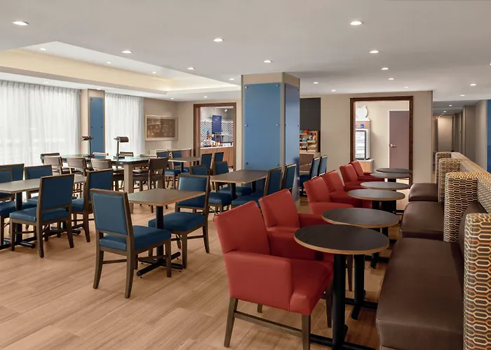 Holiday Inn Express & Suites Woodside Laguardia Airport