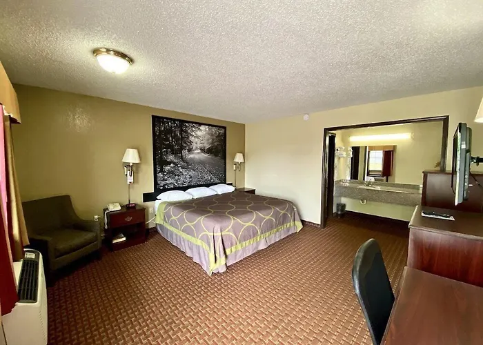 Super 8 By Wyndham Shawnee