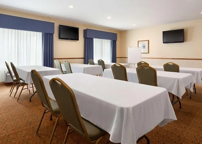 Holts Summit Hotels