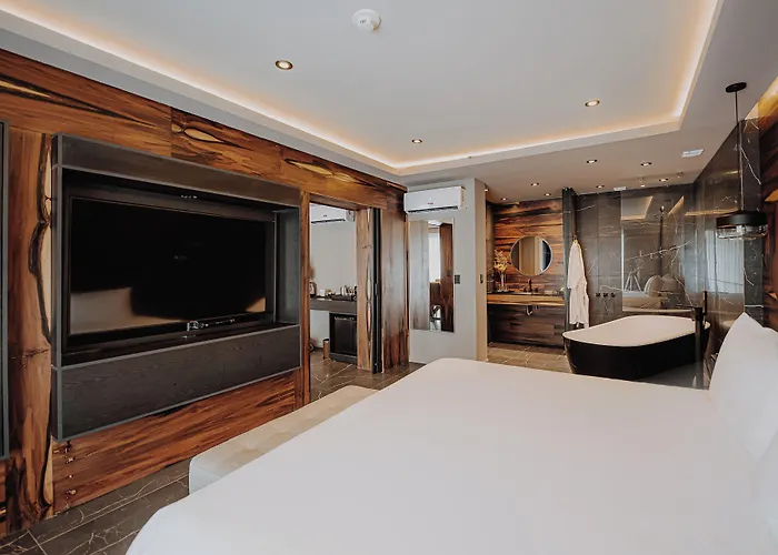 La Urumpta Hotel, Aken Mind