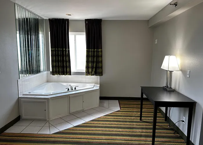 Super 8 By Wyndham Mound City