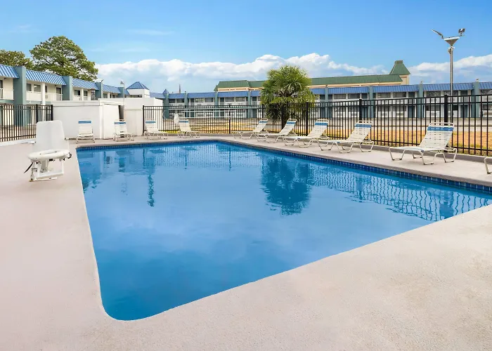 Super 8 By Wyndham Portsmouth - Norfolk