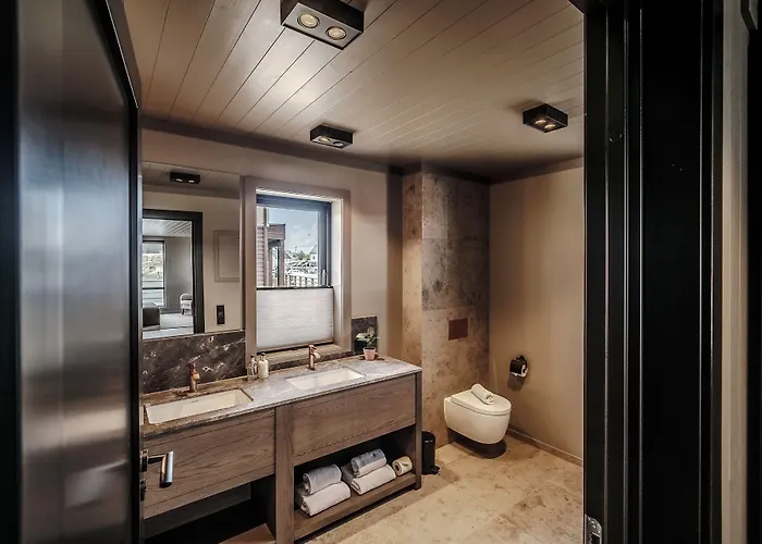 Henningsvaer Bryggehotell - By Classic Norway Hotels