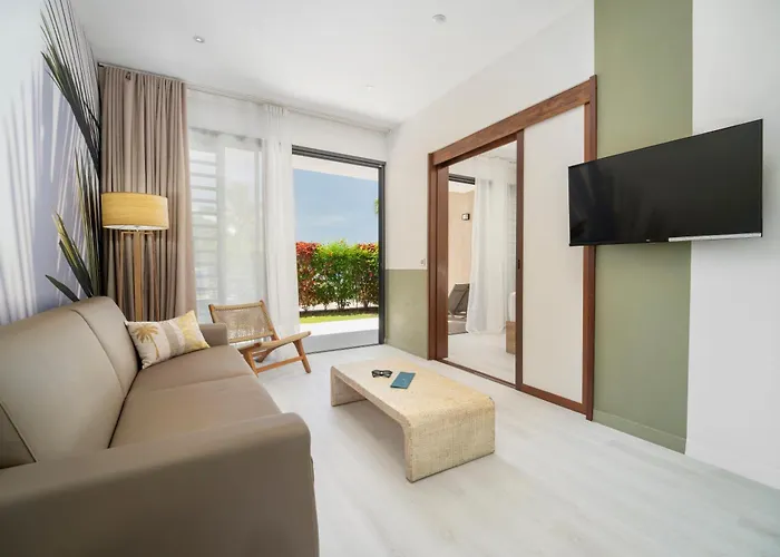 Cook'S Bay Hotel & Suites