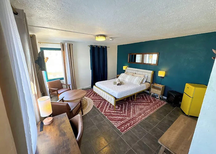 ITH Beach Bungalow Surf Hostel San Diego