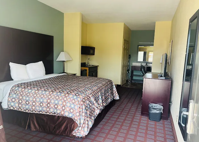 Pearsall Inn And Suites