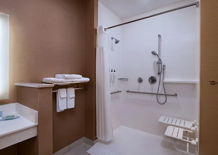 Fairfield Inn & Suites By Marriott Lincoln Airport
