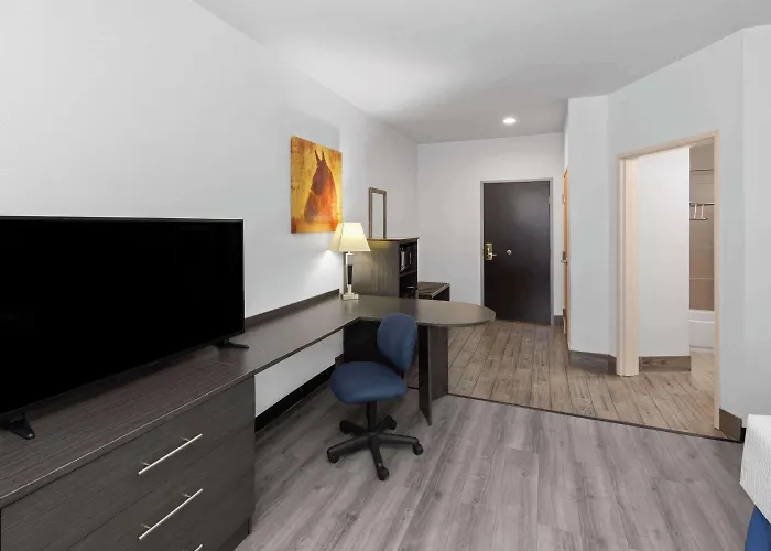Days Inn & Suites By Wyndham Lubbock Medical Center