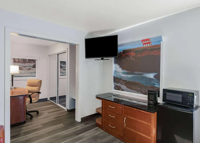 Oceanside Inn & Suites, A Days Inn By Wyndham