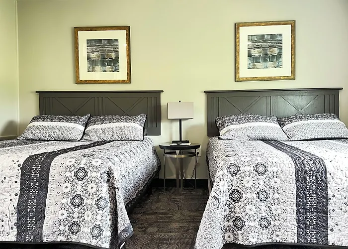 Colonial Valley Motel