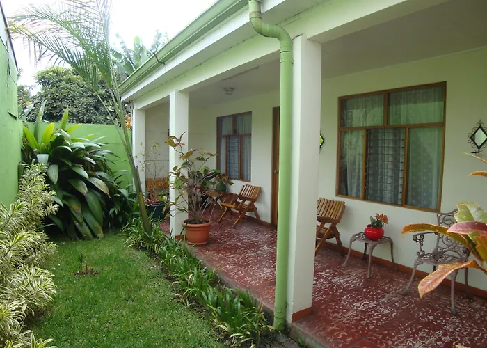 Hotel La Guaria Inn & Suites