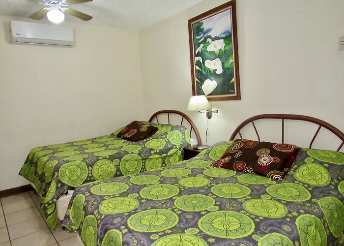 Hotel La Guaria Inn & Suites