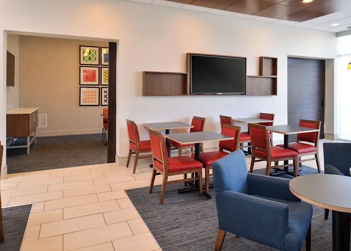 Holiday Inn Express & Suites Farmington Hills - Detroit By Ihg