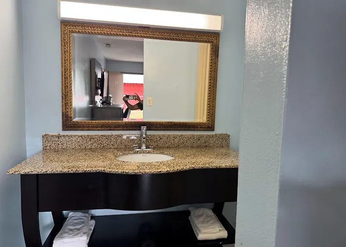 Red Carpet Inn & Suites - Danville