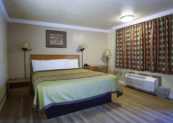 Charm Motel & Suites