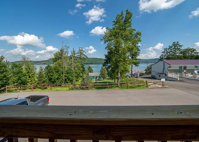Lake 'N Pines Motel
