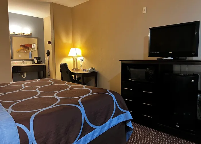 Super 8 By Wyndham Center