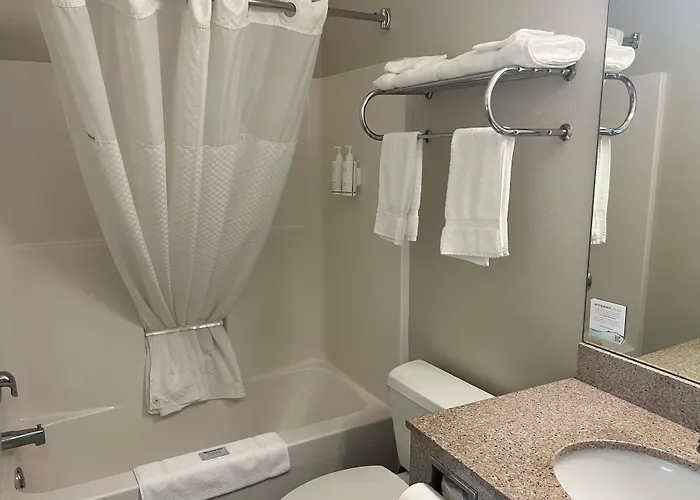 Days Inn & Suites By Wyndham Columbus Ne