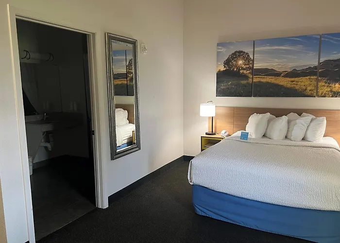 Days Inn & Suites By Wyndham Columbus Ne