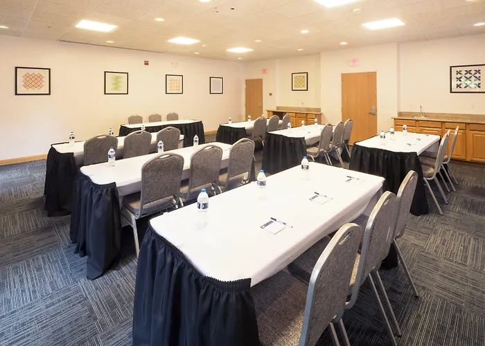 Holiday Inn Express Hotel & Suites Detroit-Utica By Ihg