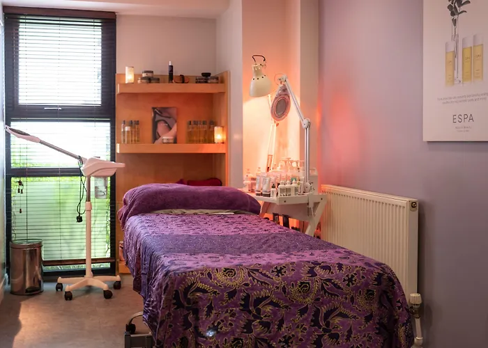 Burleigh Court Hotel And Leisure