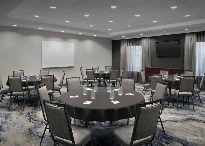 Fairfield Inn & Suites By Marriott Rogers