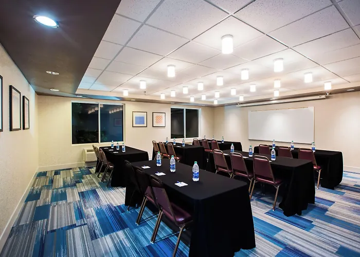 Holiday Inn Express & Suites Bellevue -Omaha Area- By Ihg