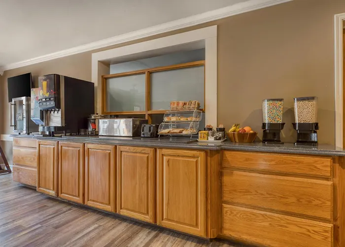 Leesville Hotels